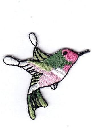 Hummingbird w / ružičasto grlo desno okrenulo se malim gvožđem na patch ptica hummingbirds